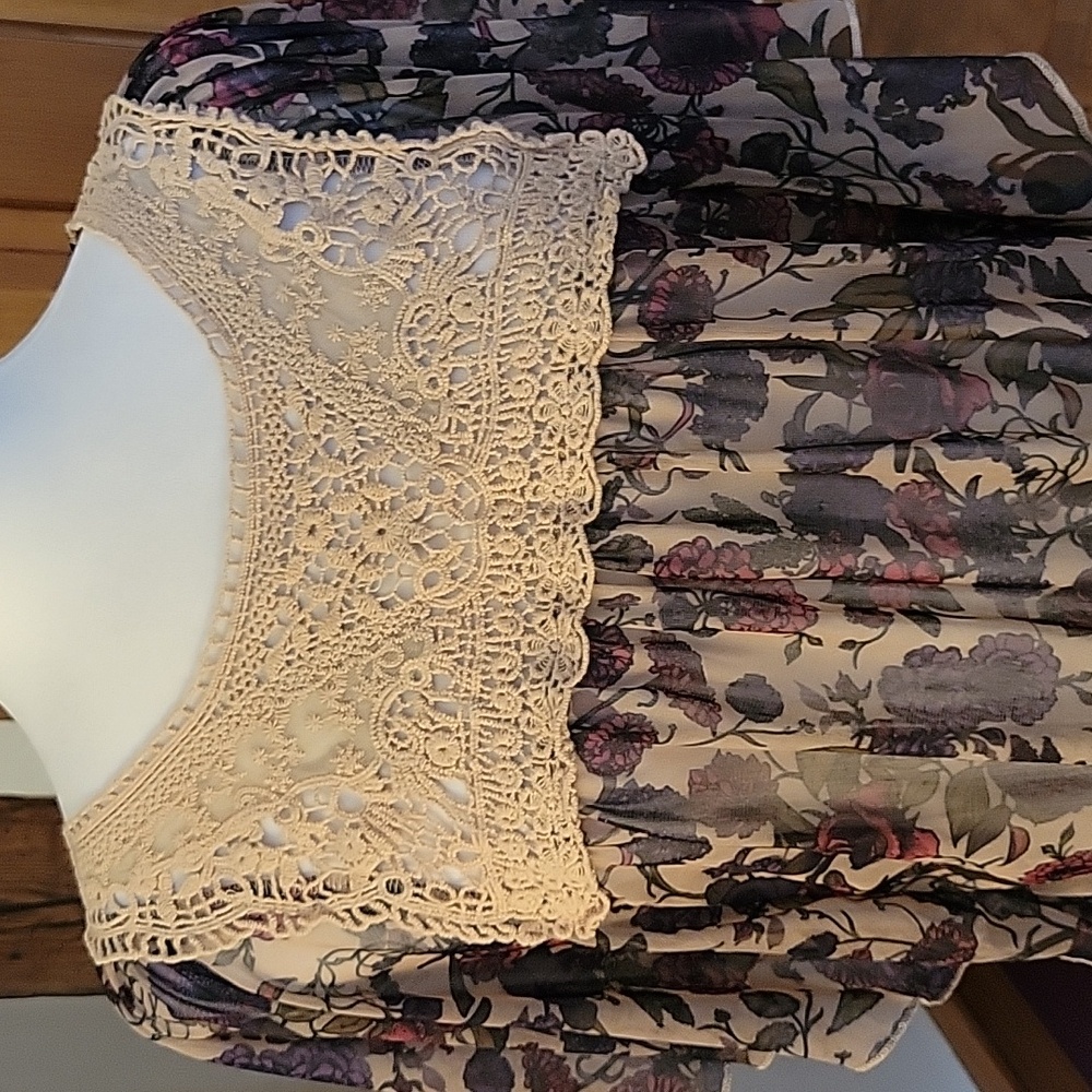 Floral Crochet Trim Batwing Top - Picture 4 of 8